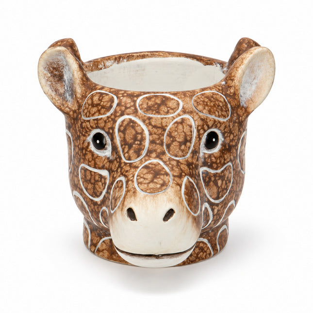 Bruine sierpot in de vorm van een giraffenkop met oren, leeg op een witte achtergrond.