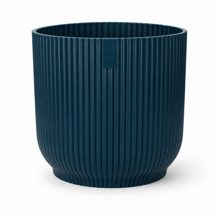 Blauwe ELHO Vibes Fold sierpot met verticale ribbels, diameter 18 cm, leeg op een witte achtergrond.