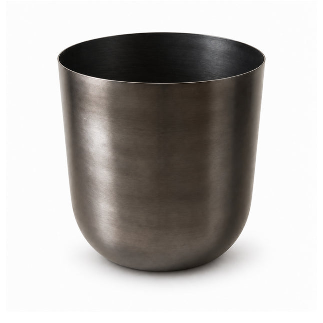Donkergrijze Mayk Lead sierpot met een gladde afwerking, leeg op een witte achtergrond.