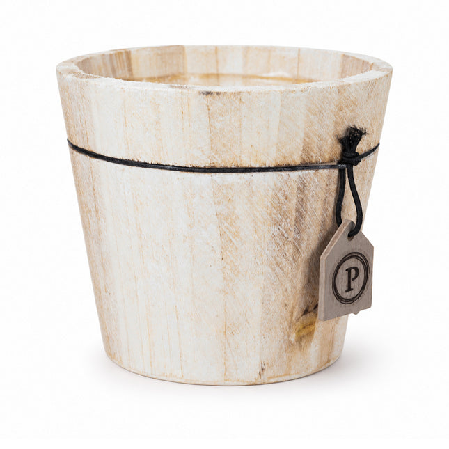 Lichte houten sierpot met zwart koord en een houten label, leeg op een witte achtergrond.