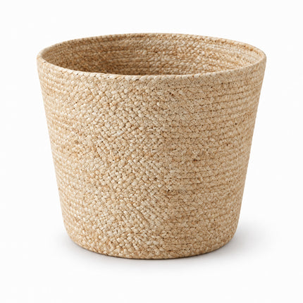 Beige gevlochten mand Selin, leeg op een witte achtergrond.