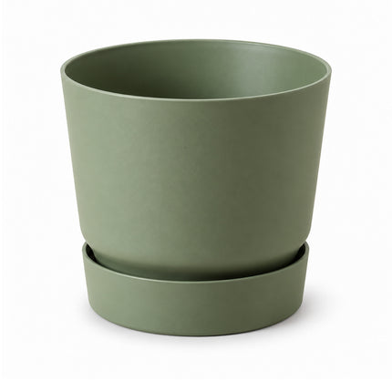 Groene ELHO Greenville sierpot met bijpassende onderschaal, diameter 25 cm, leeg op een witte achtergrond.