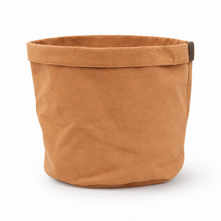 Terrakleurige stoffen plantbag met omgevouwen rand, diameter 18 cm, leeg op een witte achtergrond.