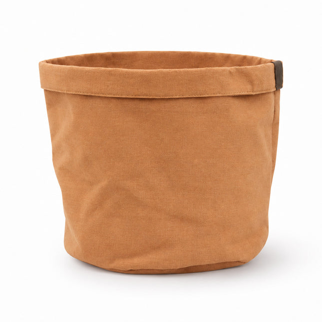 Terrakleurige stoffen plantbag met omgevouwen rand, diameter 18 cm, leeg op een witte achtergrond.