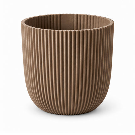 Taupekleurige Capi Nature Groove sierpot met verticale ribbels, diameter 17 cm, leeg op een witte achtergrond.