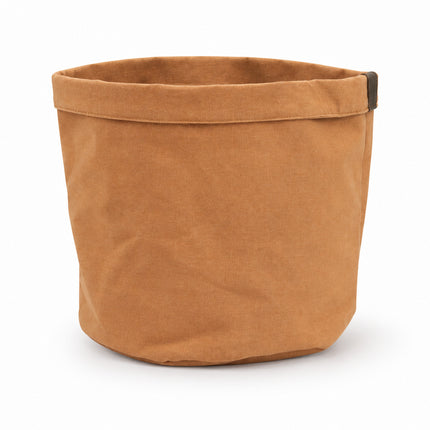 Terrakleurige stoffen plantbag met omgevouwen rand, diameter 22 cm, leeg op een witte achtergrond.
