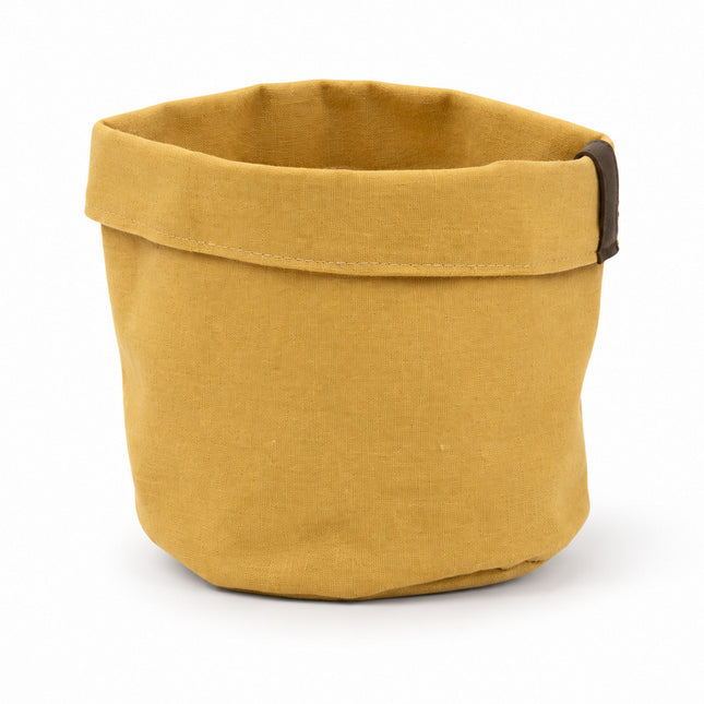 Okergele stoffen plantbag met omgevouwen rand, diameter 12 cm, leeg op een witte achtergrond.