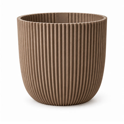 Taupekleurige Capi Nature Groove sierpot met verticale ribbels, diameter 22 cm, leeg op een witte achtergrond.