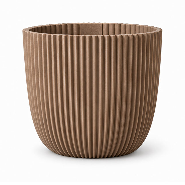 Taupekleurige Capi Nature Groove sierpot met verticale ribbels, diameter 25 cm, leeg op een witte achtergrond.